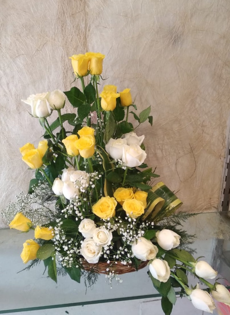 40 White & Yellow Roses One Side Arrangement