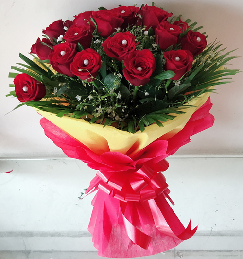 Bunch of 30 Red Rose in Red & Yellow Paper Packing